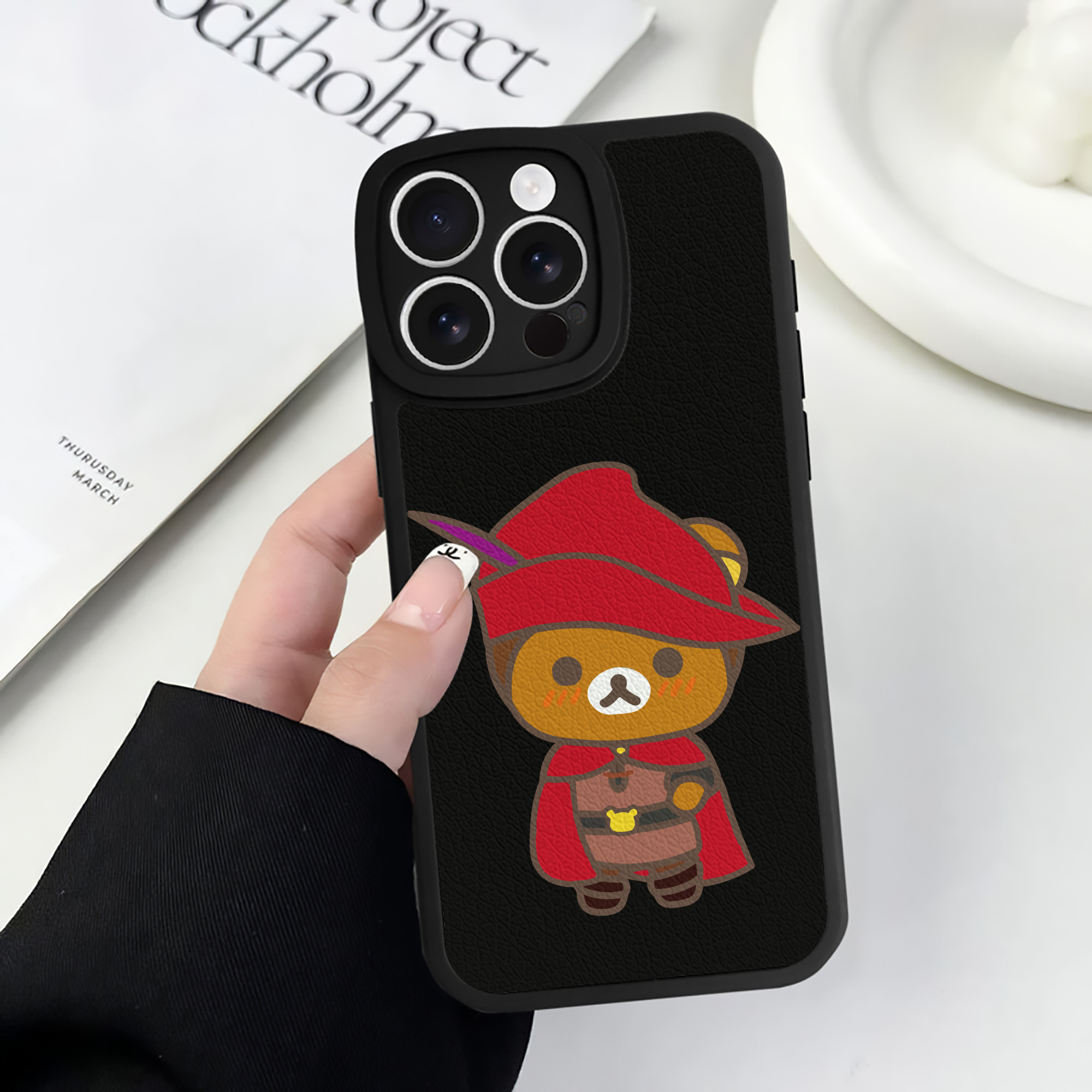 （画像用） リラックマ リラックマ キイロイトリ Rilakkuma Korilakkuma Kiiroitori 【iPhone 16シリーズ対応】シリコンスマホケース（レザー調） 材質：シリコン